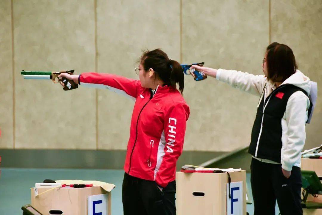 射击选手连番追赶,最终获得金牌 射击选手连番追赶,最终获得金牌