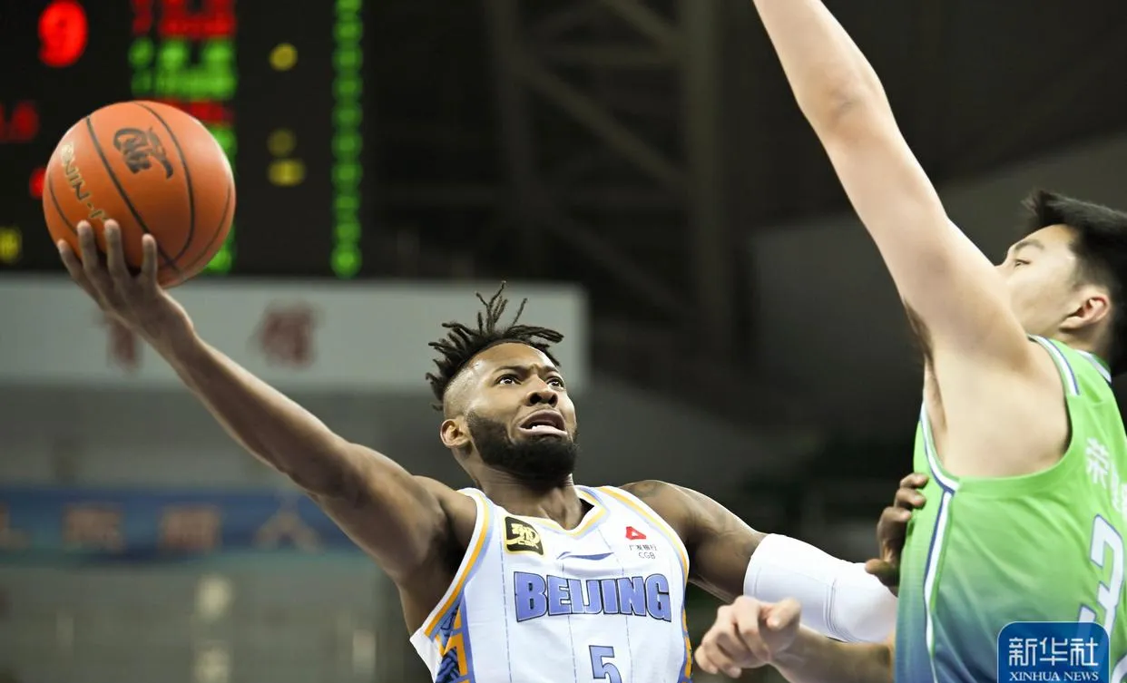 包含篮球联赛对战激烈，球员实力逐渐凸显的词条