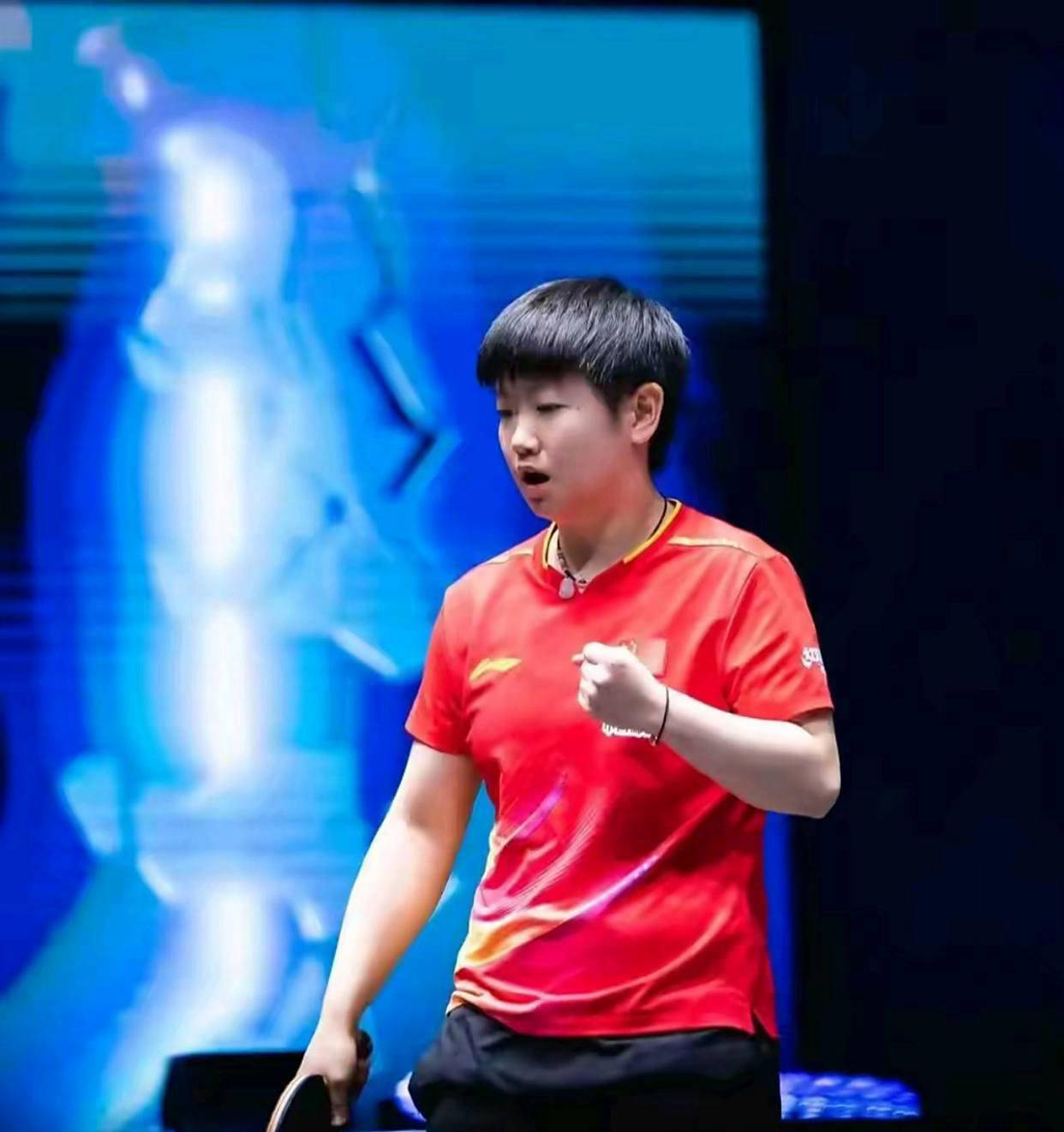 乒乓球比赛中选手展现了顶尖的技艺