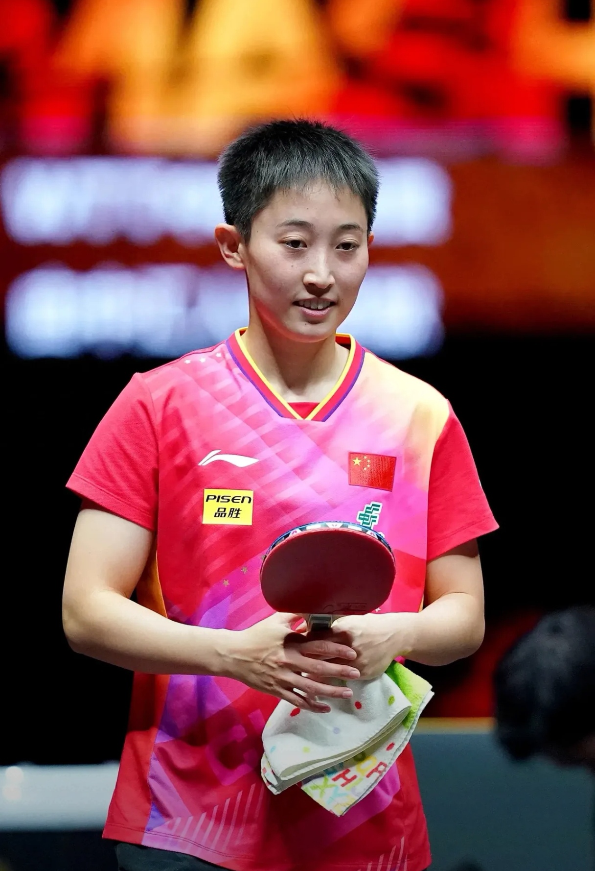 乒乓球比赛中选手展现了顶尖的技艺