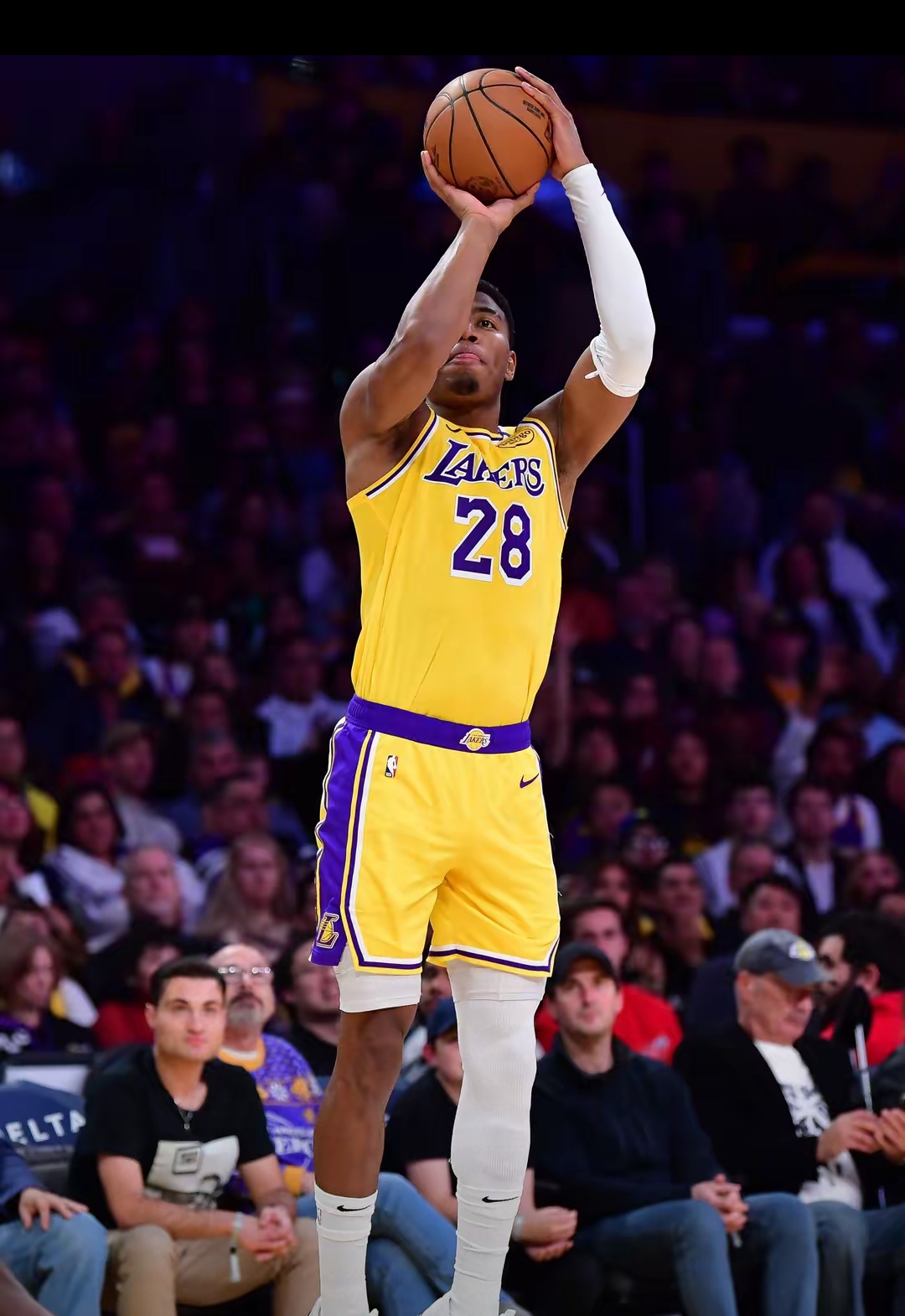 快船全队合力战胜湖人，豪取胜利保持不败的简单介绍