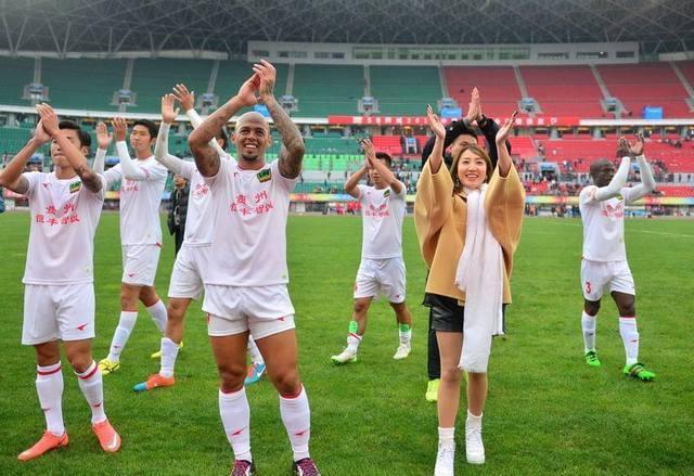 福建姑娘世界杯拼搏：中超小将争夺最后胜利