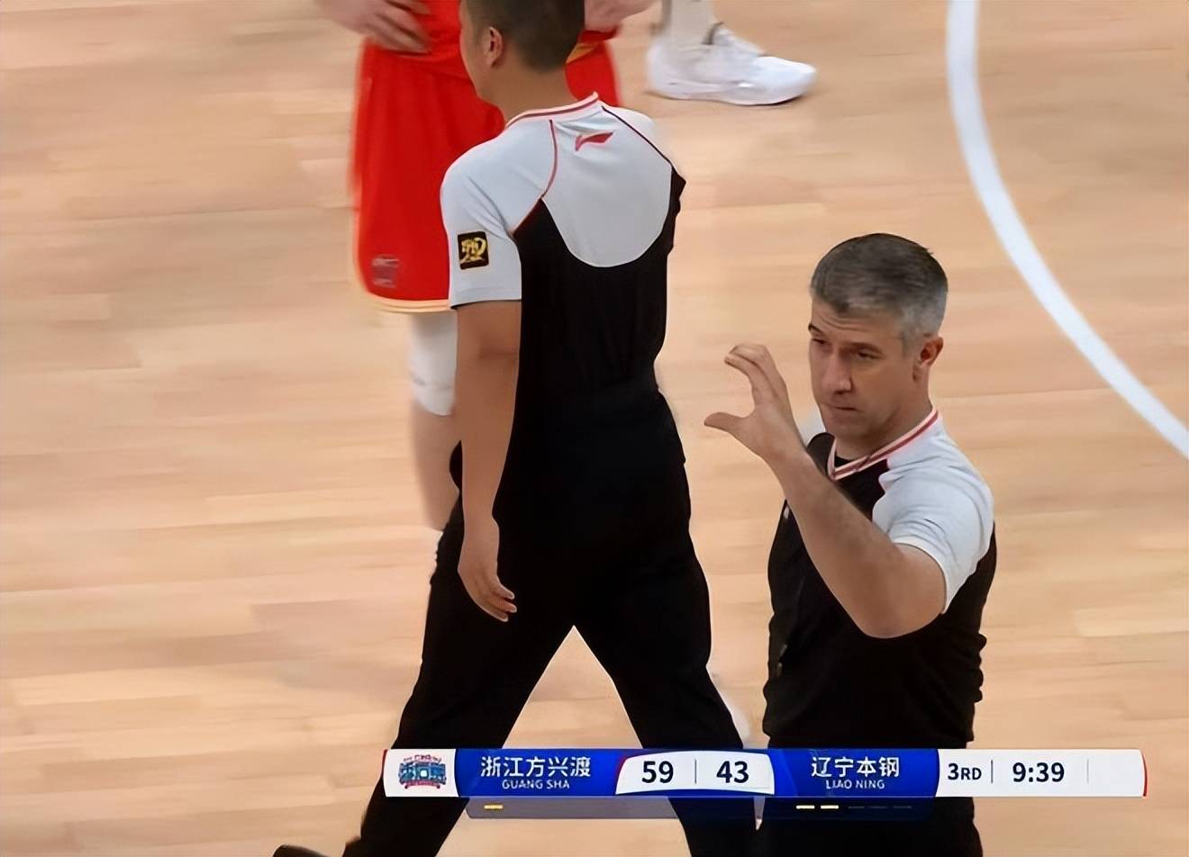 包含CBA比赛中争议裁判判罚引起球迷不满！的词条