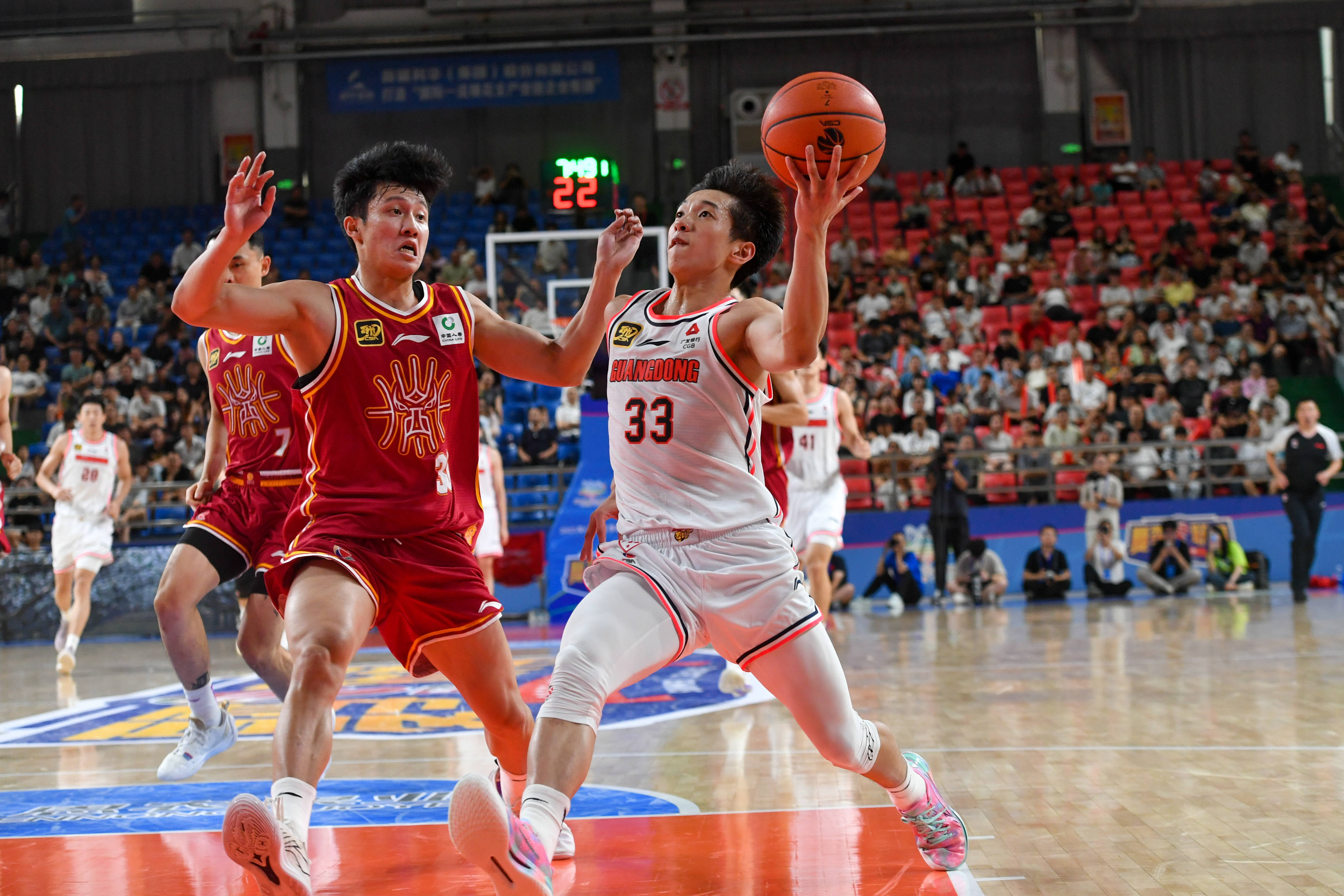 篮球职业联赛迎来挑战，球员备战展现拼搏精神