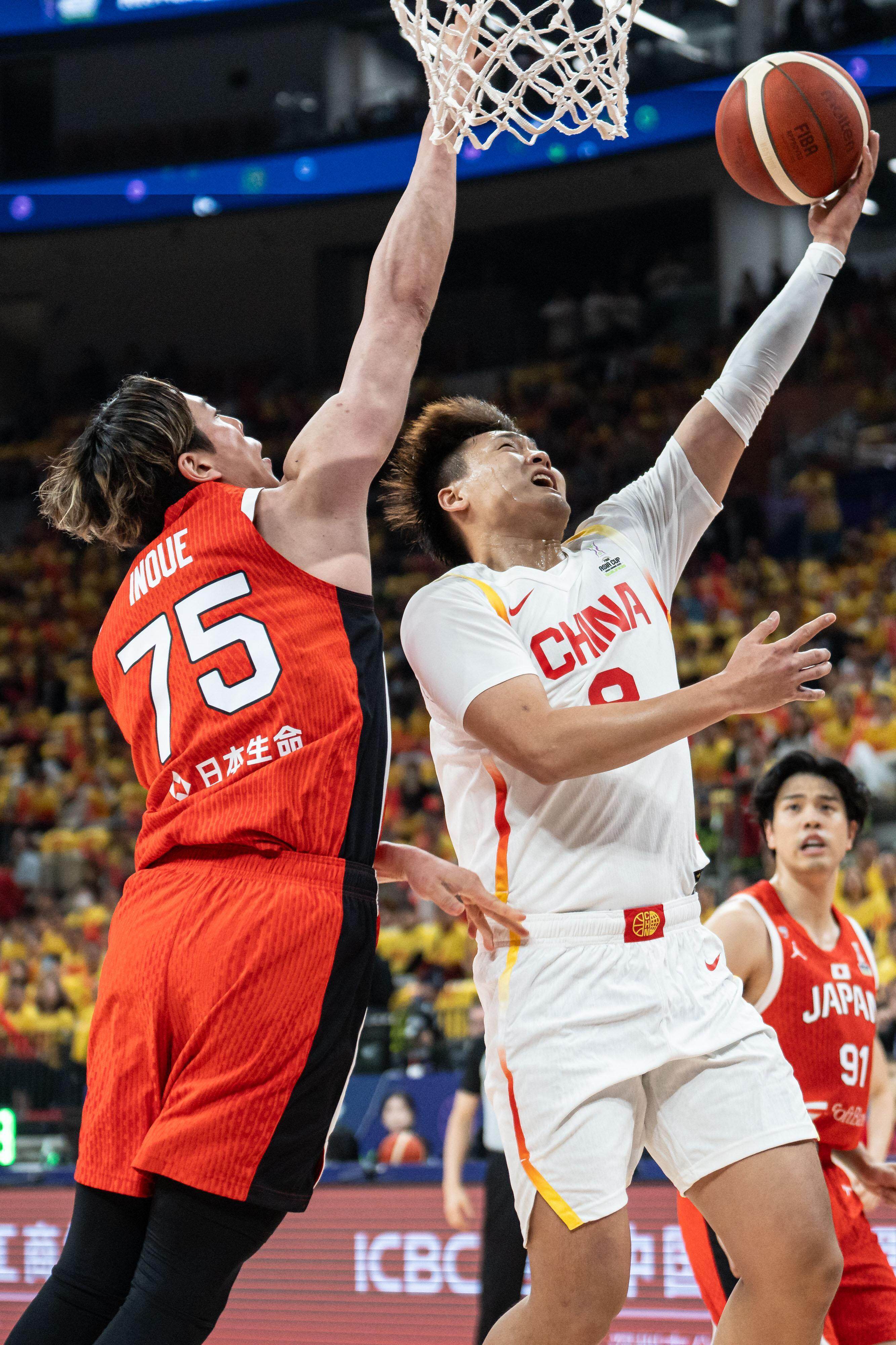 篮球职业联赛迎来挑战，球员备战展现拼搏精神