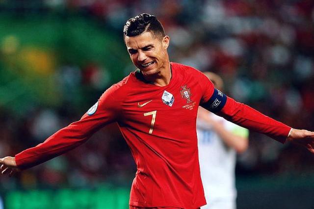 包含乌克兰队欧预赛中卫冕冠军，劲敌觊觎的词条