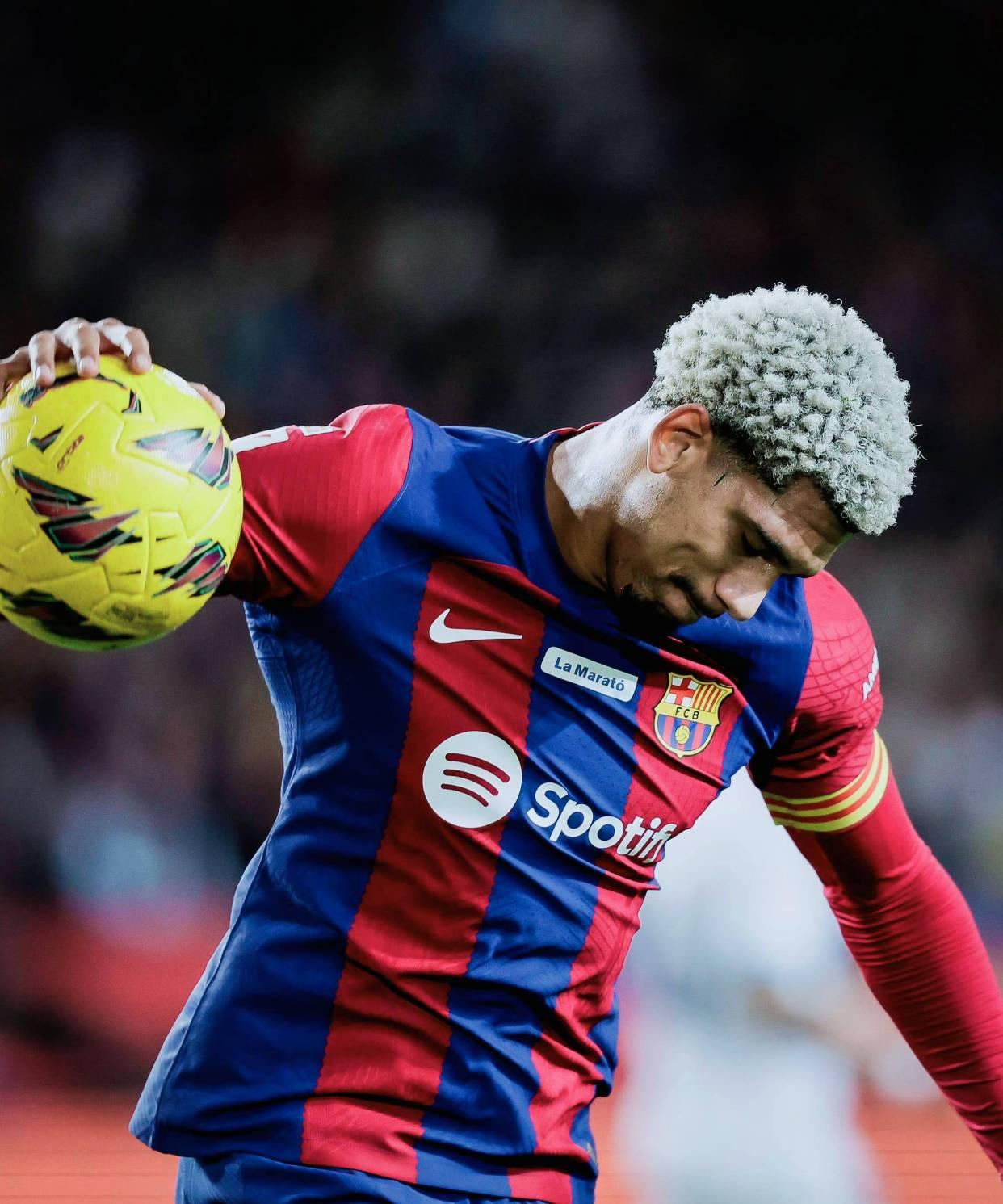 关于荷兰主力后卫决定不退役将延长球员生涯的信息