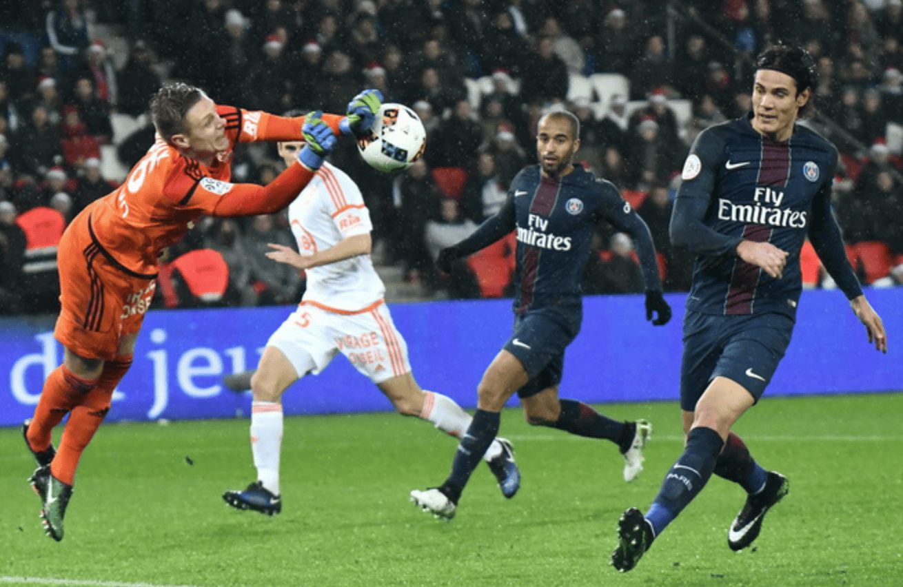 美因茨球员经过紧张训练备战下一场比赛 美因茨球员经过紧张训练备战下一场比赛