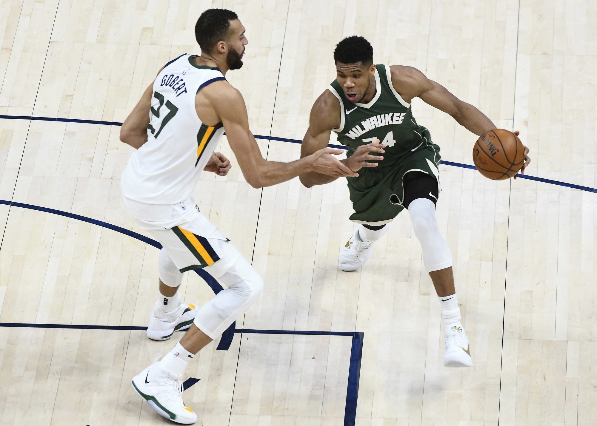 雄鹿碾压骑士，戈贝尔刷新纪录