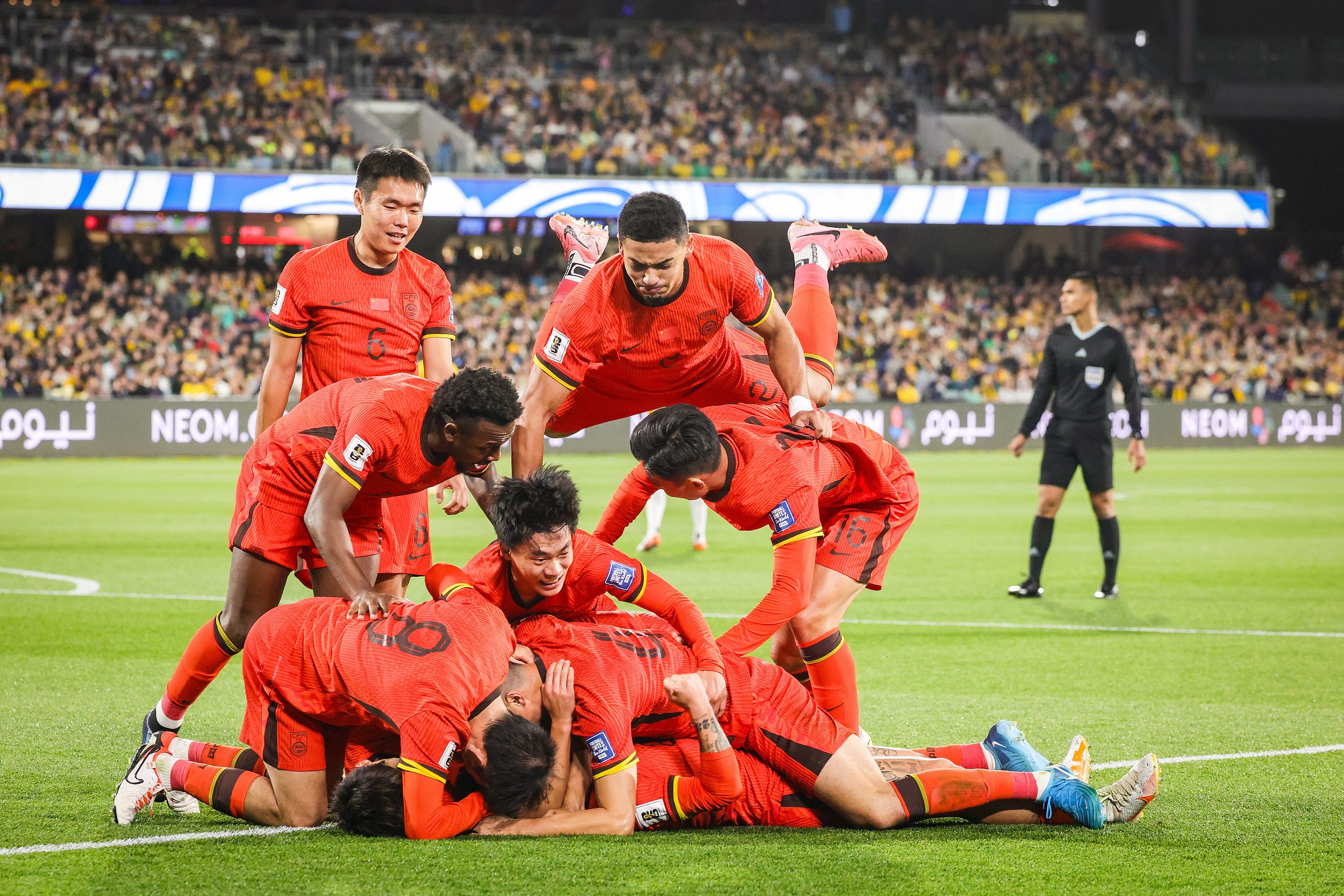 英格兰队险胜中国队，马龙点燃赛场