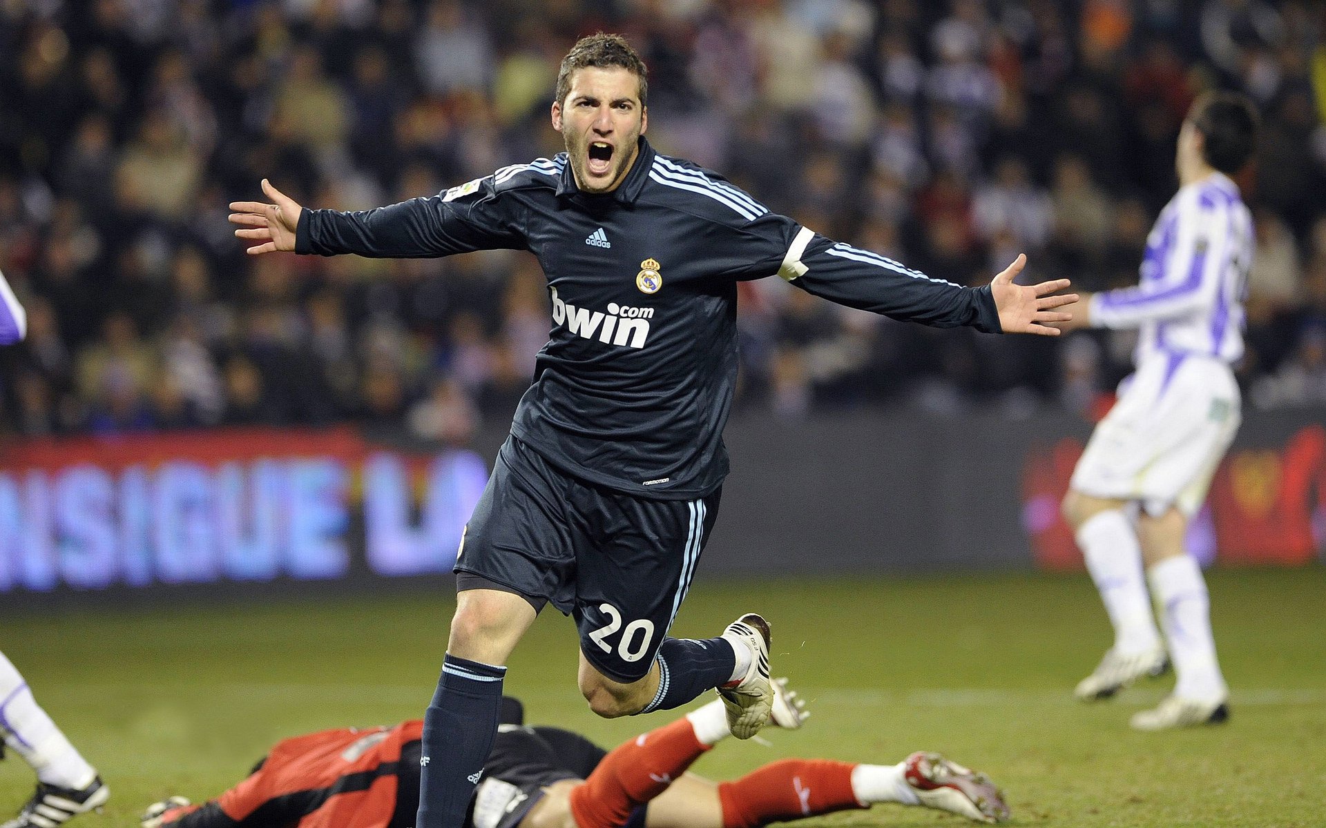 范戴克攻防两端统治，雷恩碾压日本，现代足球的战术启示